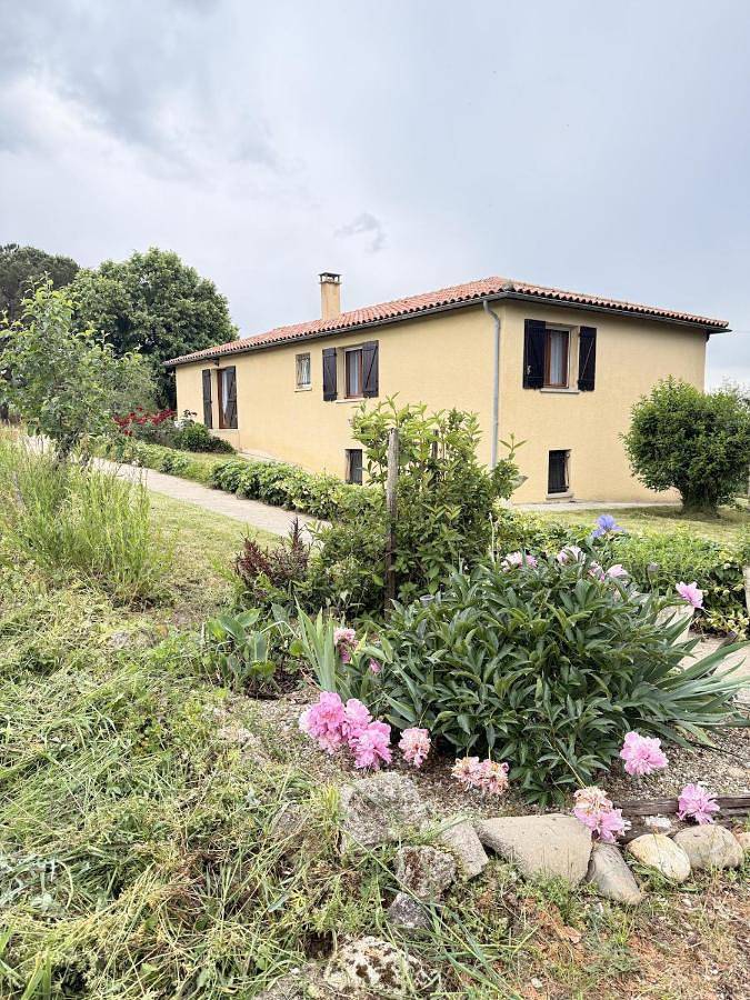 Location de vacances pour 7 personnes, avec Terrasse ainsi que Jardin et Vue dans Flamarens