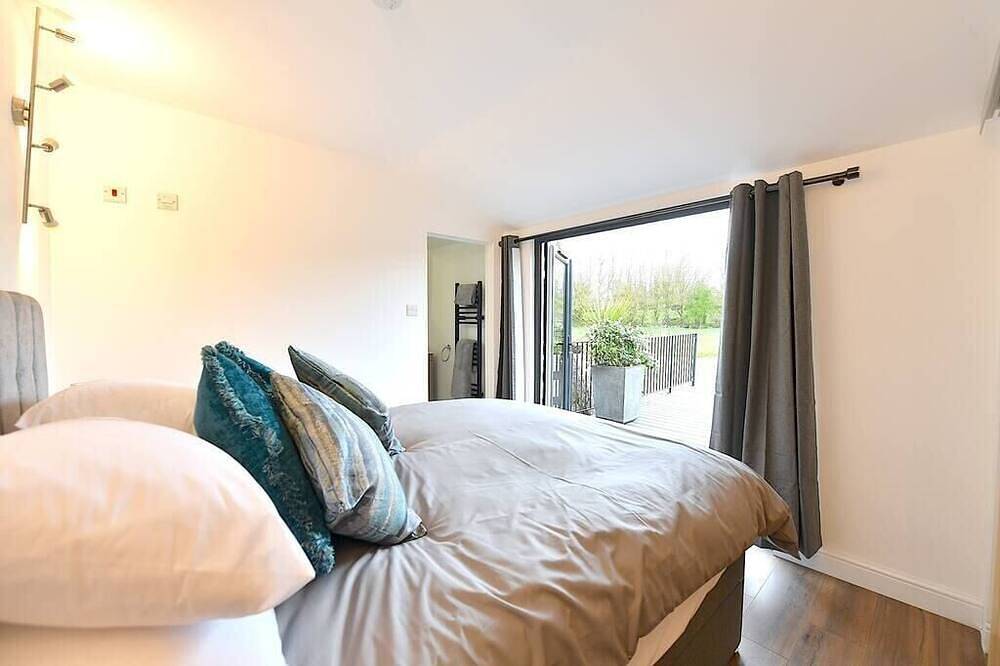 Cheerful 1Bd Cottage with Parking Nr Guildford in Worplesdon, Guildford