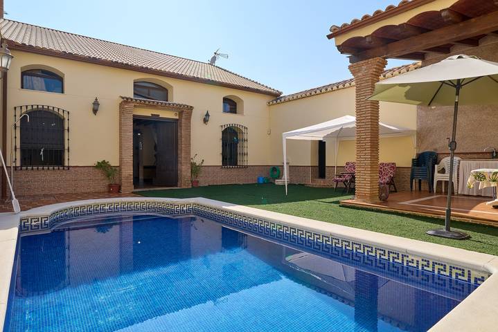 Casa rural para 12 personas, con jardín en Montilla