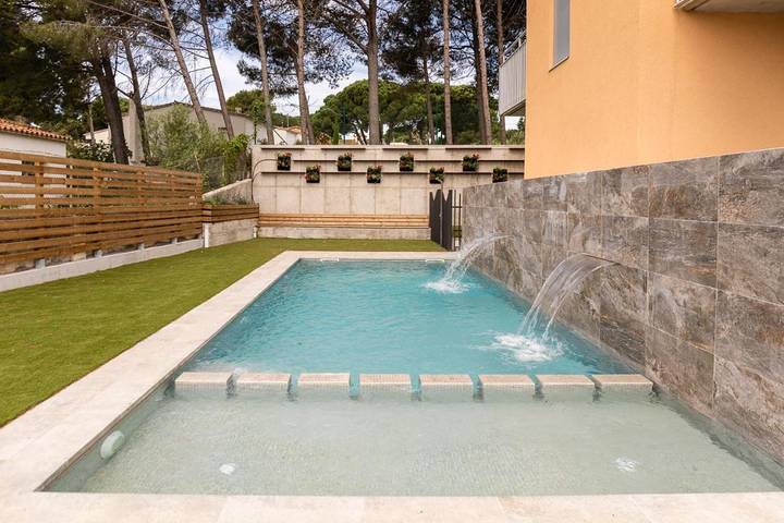 Apartahotel para 4 personas, con Balcón y Terraza además de Jardín y Piscina para niños en la Costa Brava