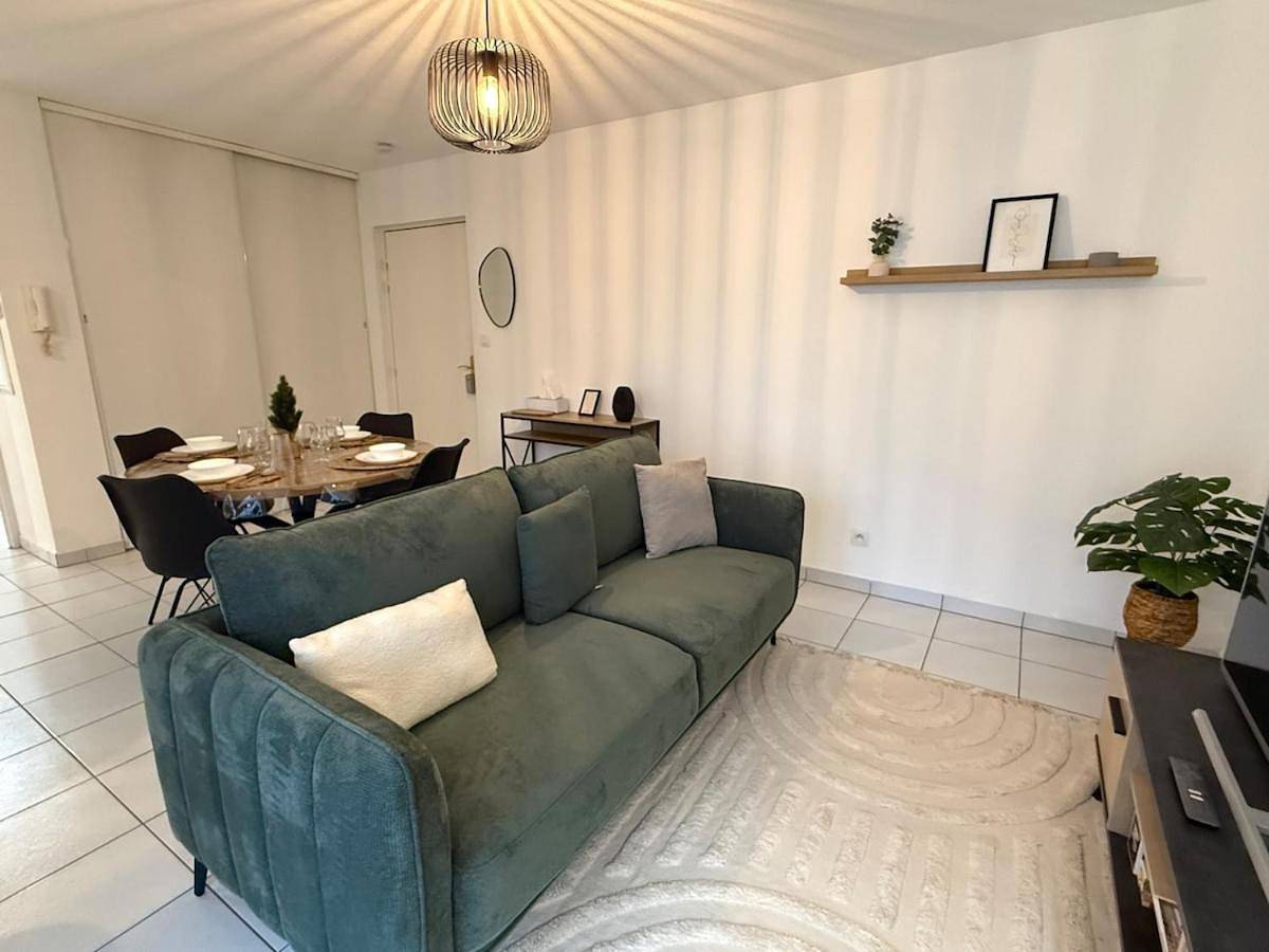 Appartement entier, Le Clair de Lune Elegant T3 with Private Parking in Maubeuge, Avesnes-sur-Helpe