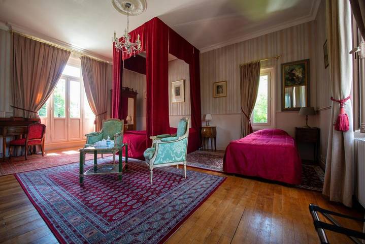 Chambre d’hôte pour 2 personnes, avec vue sur le lac et jardin ainsi que piscine et vue