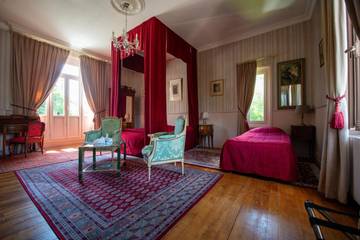 Location de vacances pour 4 personnes, avec vue sur le lac et piscine ainsi que vue et jardin à Francueil