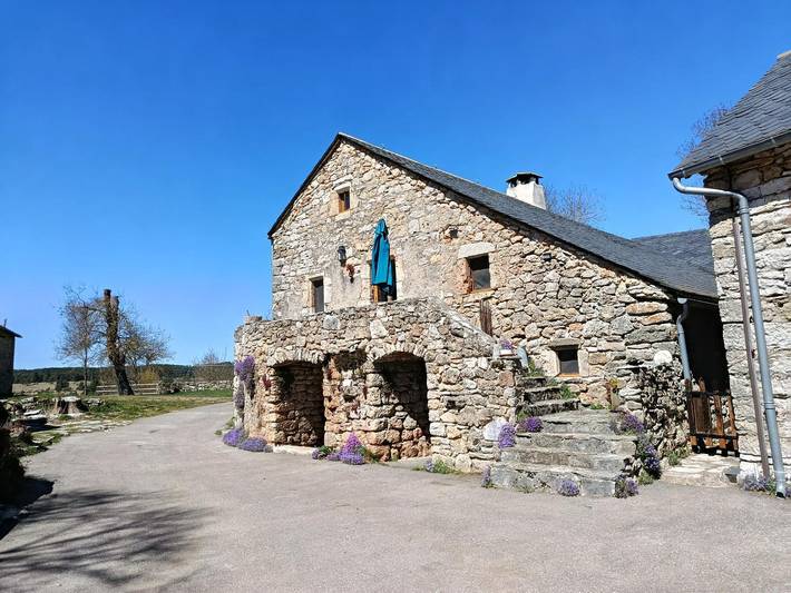 Gîte pour 6 personnes, avec Terrasse ainsi que Jardin et Vue à Mas-Saint-Chély