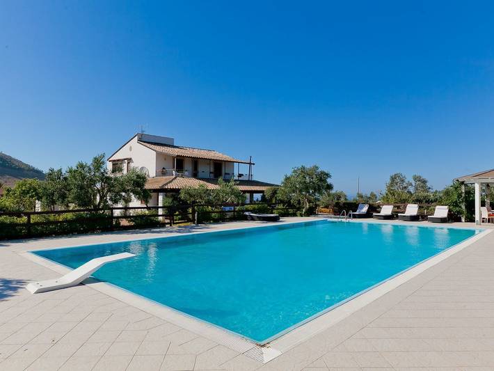 Agriturismo per 10 persone, con Terrazza e Giardino nonché Piscina a Castellammare del Golfo