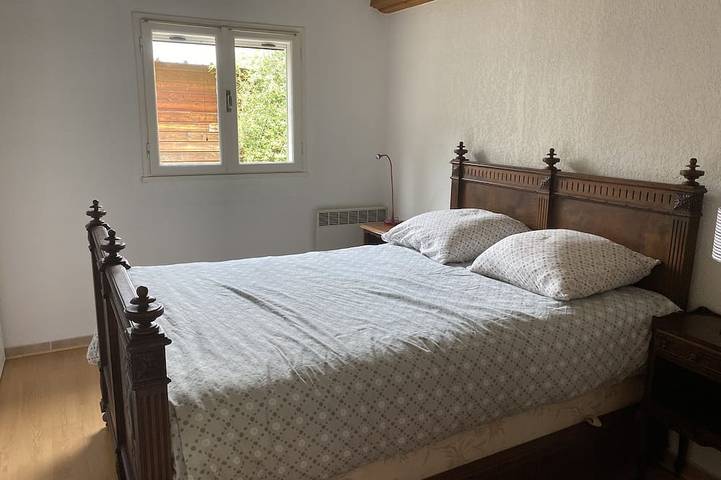 House with pool access, independent garden and terrace, fireplace. Luminous in Volx, Regionaler Naturpark Luberon