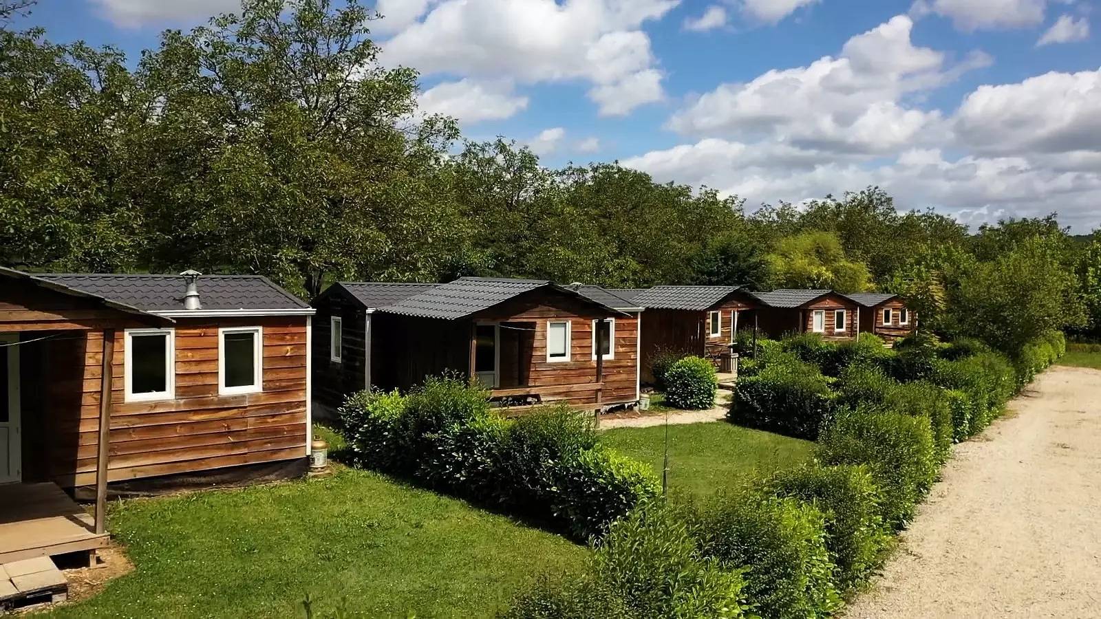 Locatif bois - terrasse couverte style chalet - Renove En 2024 5 à 6 personnes - 5 pers. inclus dans le tarif in Le Buisson-de-Cadouin, Périgord Noir