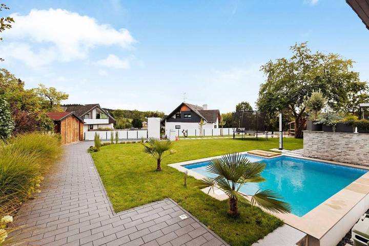 Ferienwohnung für 4 Personen, mit Balkon und Terrasse sowie Garten und Pool