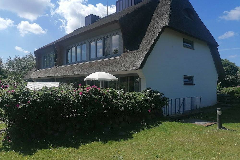 Ganze Wohnung, Helles, gemütliches Apartment unter Reet mit großer sonniger Terrasse in Wenningstedt, Sylt