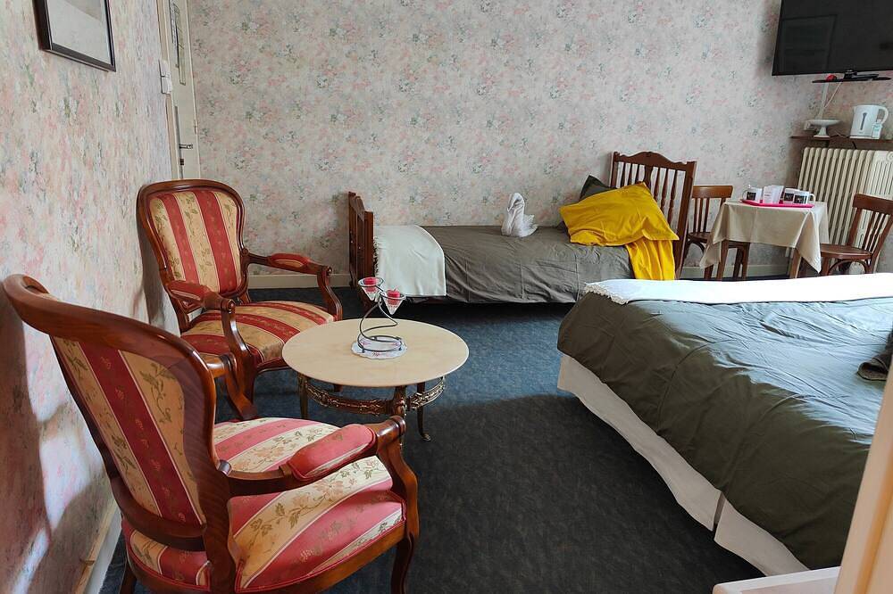 Entire apartment, Room “Domaine du Peuplier” with Shared Terrace, Balcony and Wi-Fi in La Vôge-les-Bains, Épinal region