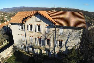 Gîte pour 4 personnes, avec piscine et jardin à Banon