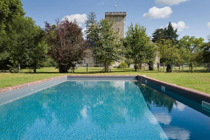 Location de vacances pour 30 personnes, avec vue ainsi que piscine et jardin à Lorris
