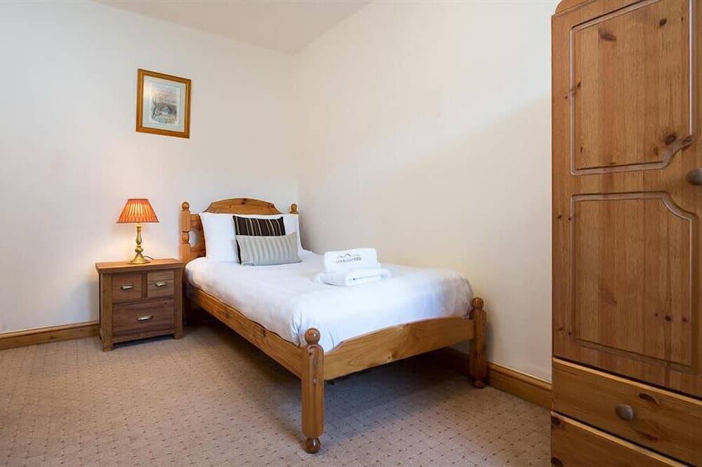 Mulberry Cottage, pet friendly, with open fire in Kendal in Staveley, Lake District
