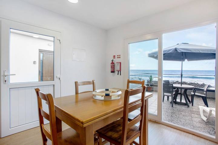 Entire apartment, Apartment 'Beach Front Flat' with Sea View, Private Terrace and Wi-Fi in São Vicente (Madeira), Madeira