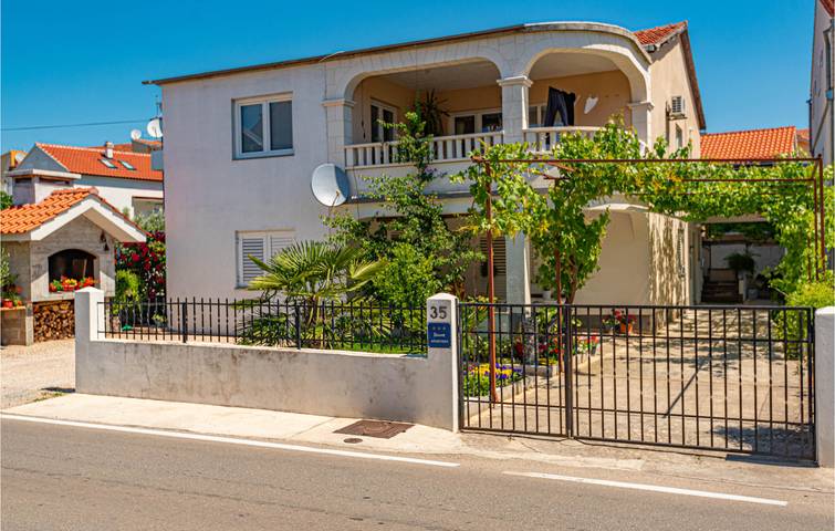 Ferienwohnung für 7 Personen, mit Terrasse in Srima