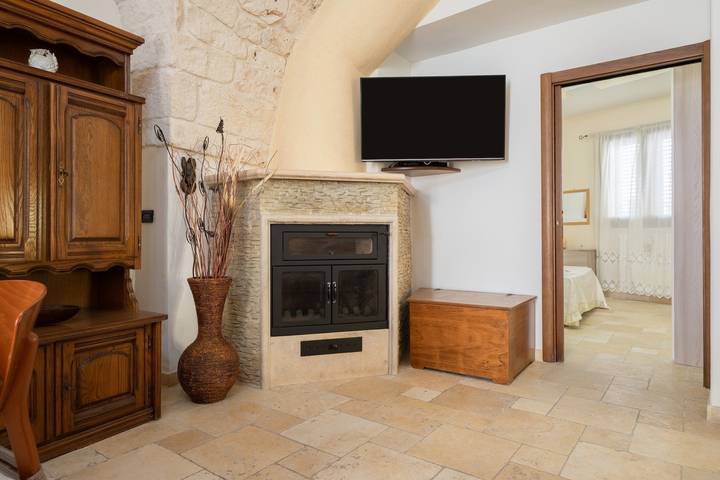 Entire apartment, Apartment 'La Dimora In Ostuni' with Air Conditioning in Ostuni, Salento