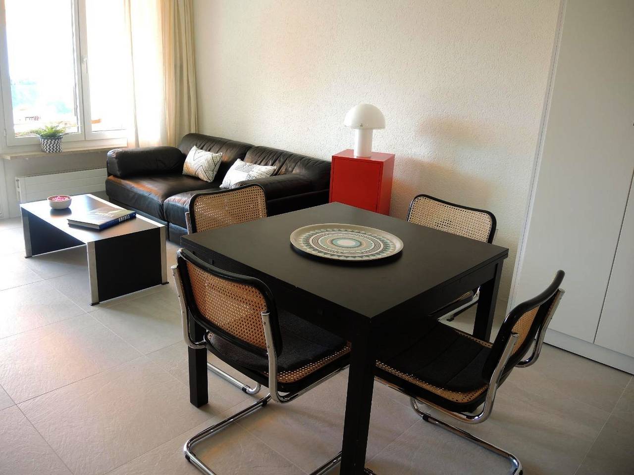 Ganze Wohnung, Gepflegtes Appartement an ruhiger, zentraler Lage mit Seeblick, Gemeinschaftspool in Muralto, Tessiner Alpen
