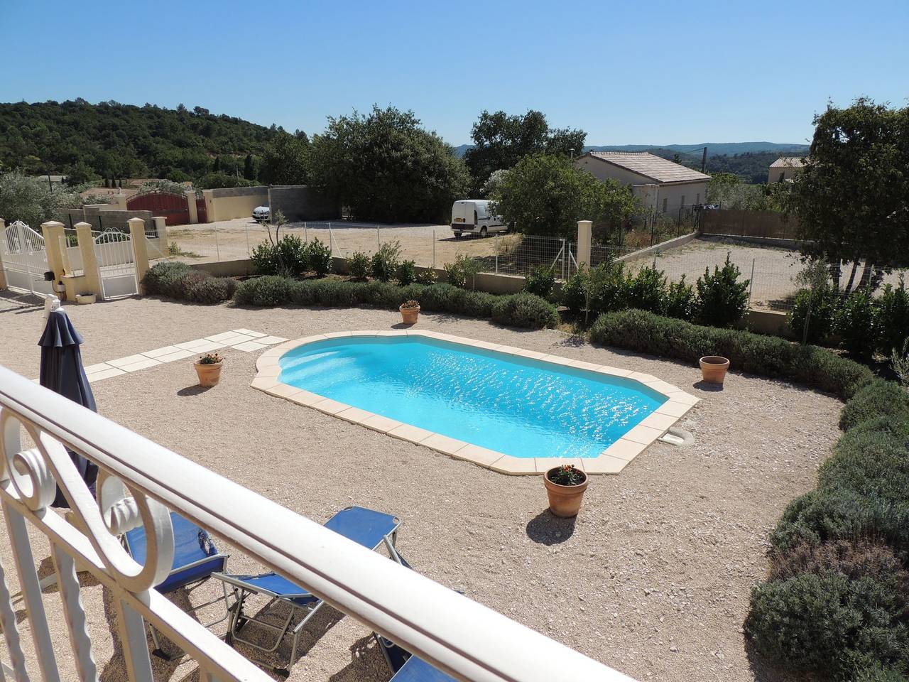 Villa tranquille avec vue sur la piscine in Saint-Laurent-de-Carnols, Région de Nîmes