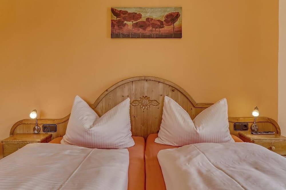 Ganze Wohnung, Helles Appartement (37 qm) für bis zu 3 Personen mit Blick auf die Bayerwaldberge in Eschlkam, Ostbayern