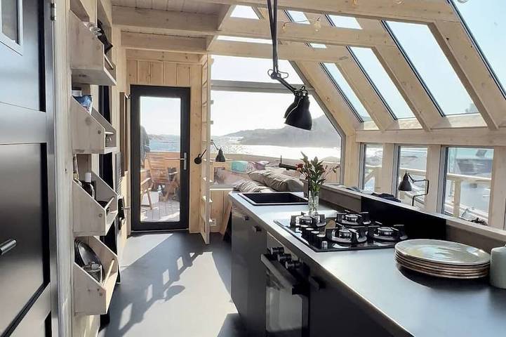 Unforgettable Floating Suite, located in the beautiful Kvenvær archipelago in Hitra