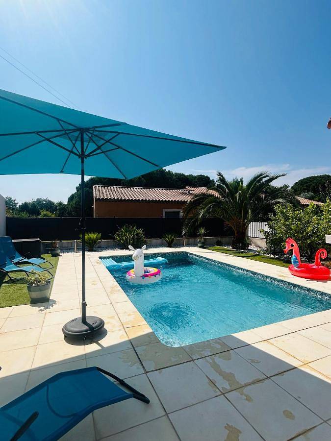 Appartement de vacances pour 4 personnes, avec piscine et jardin ainsi que vue et terrasse