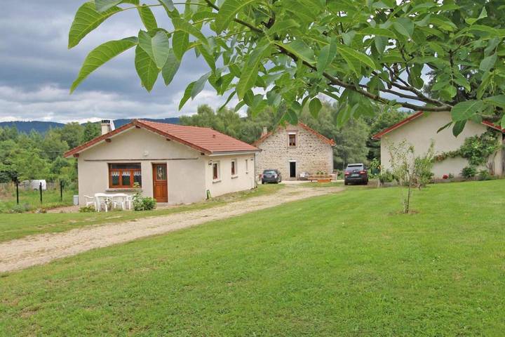 Location de vacances pour 6 personnes, avec jardin à Peyrat-le-Château