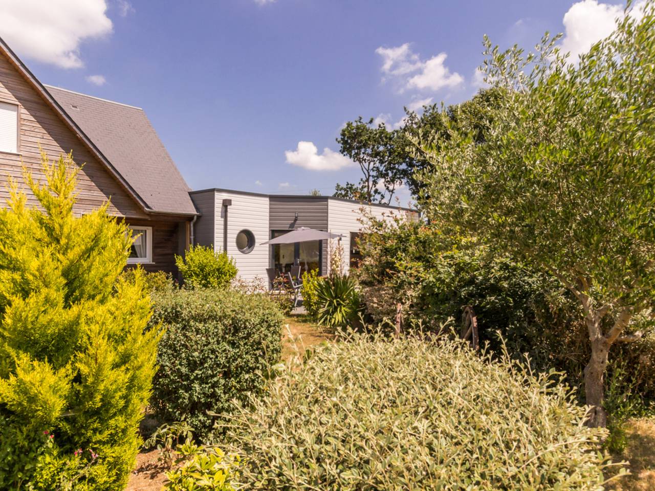 Maison moderne en bois au bord de la forêt à Lessay in Lessay, Région de Coutances