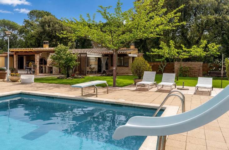 Maison de vacances pour 4 personnes, avec Terrasse et Jardin ainsi que Piscine et Vue sur le lac dans Llorà