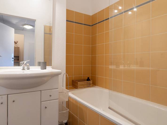 Ganze Wohnung, Reizende Ferienwohnung mit Pool und Balkon in der Nähe des Zentrums von Grasse in Grasse, Mittelmeerküste (Frankreich)
