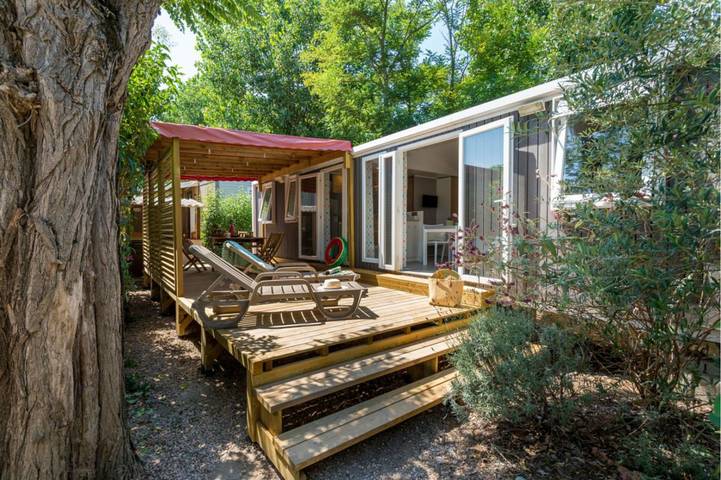 Camping pour 6 personnes, avec terrasse ainsi que jardin et piscine, adapté aux familles