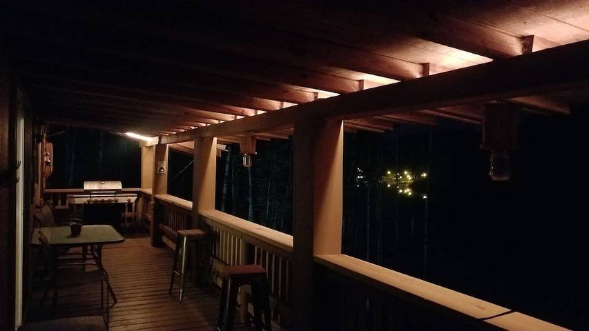 Log cabin for 8 people, with yard, with pets in Watauga Lake