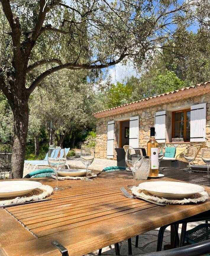 Location de vacances pour 4 personnes, avec jardin ainsi que piscine et vue à Callas - 3