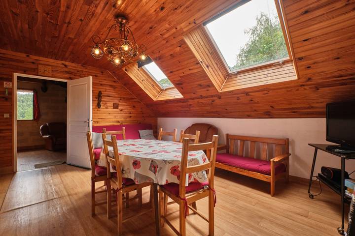 Holiday Home 'Des Granges' with Mountain Views, Private Terrace & Wi-Fi in Tréminis, Isère