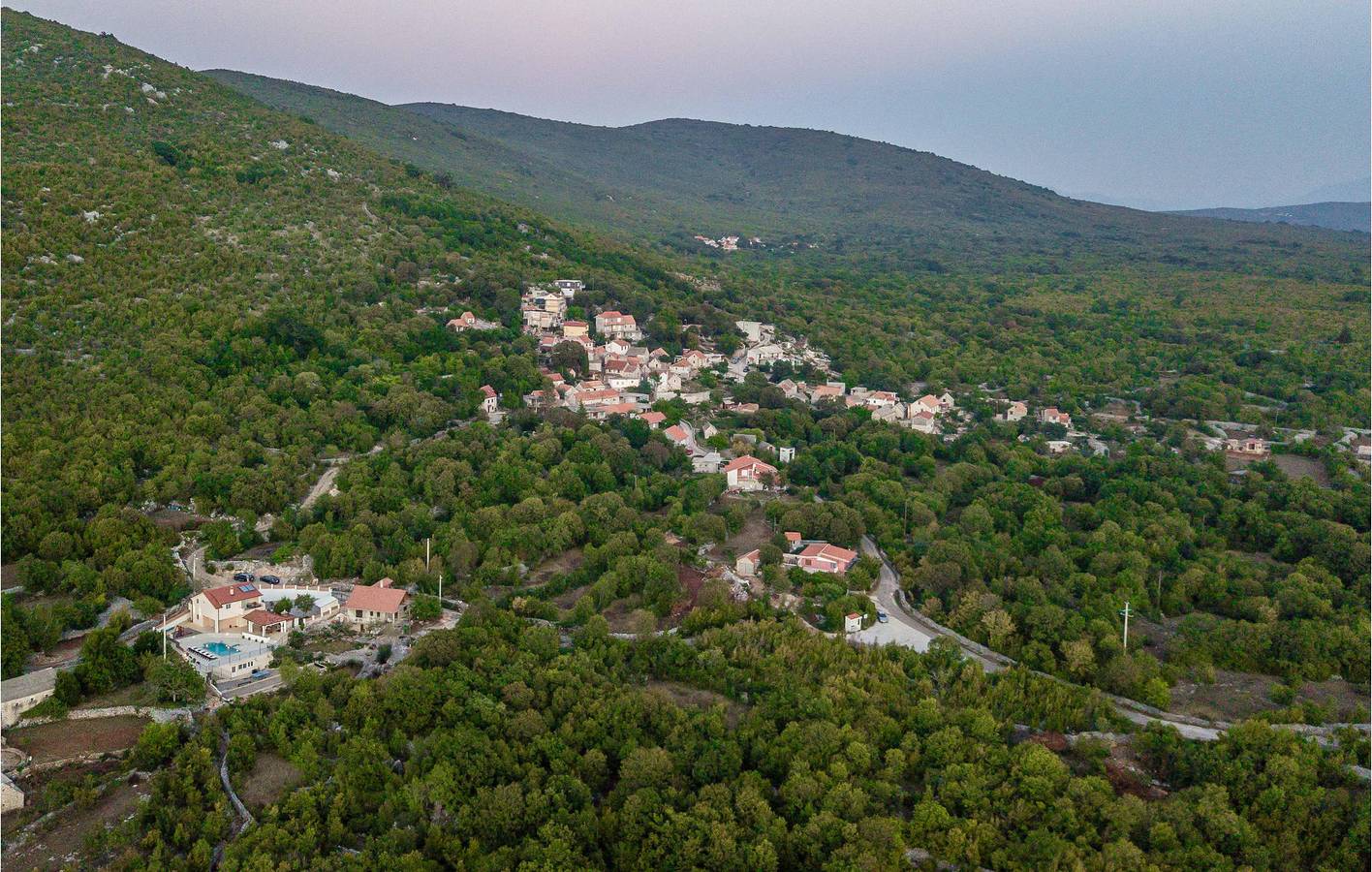 Geräumige 1-Zimmer-Wohnung mit Pool und Terrasse, WLAN und kostenlosen Parkplätzen in Dalmatinisches Zagora