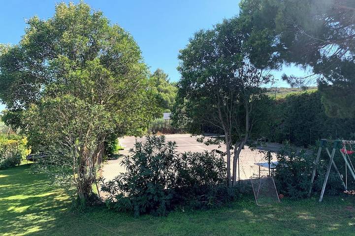 Alpilles and Luberon – Large family home for 10 people with a pool, tennis court, and hot tub in Caumont-sur-Durance, Vaucluse