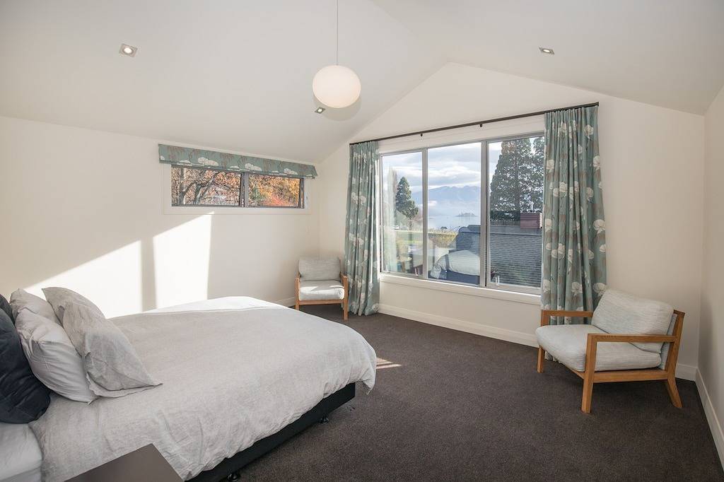 Large Luxury Lakefront Home. in Wanaka, Otago