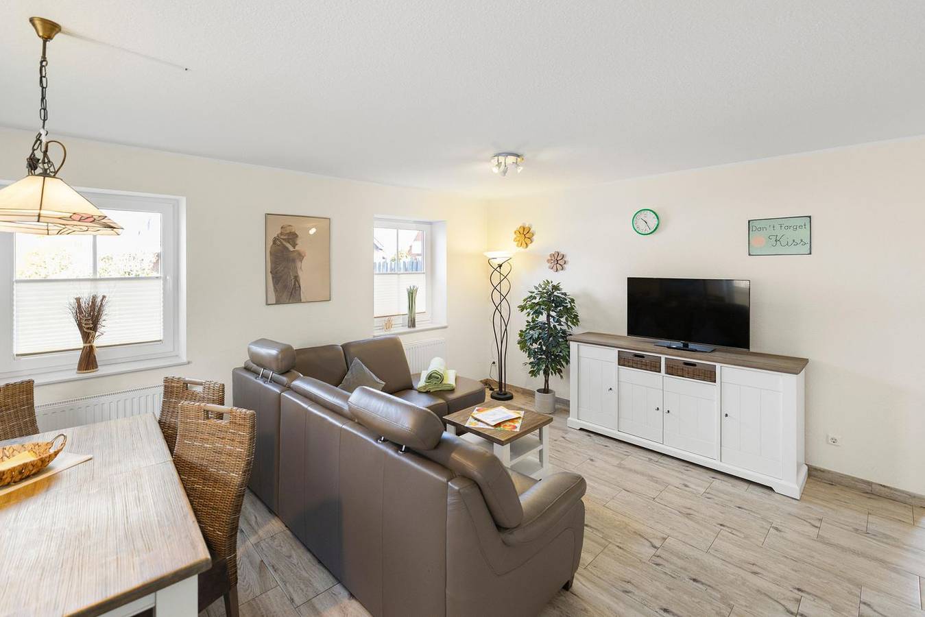 Ganze Wohnung, Schöne 75qm Ferienwohnung für 4 Pers. mit Terrasse und sep. Gäste-Wc in Greetsiel, Krummhörn