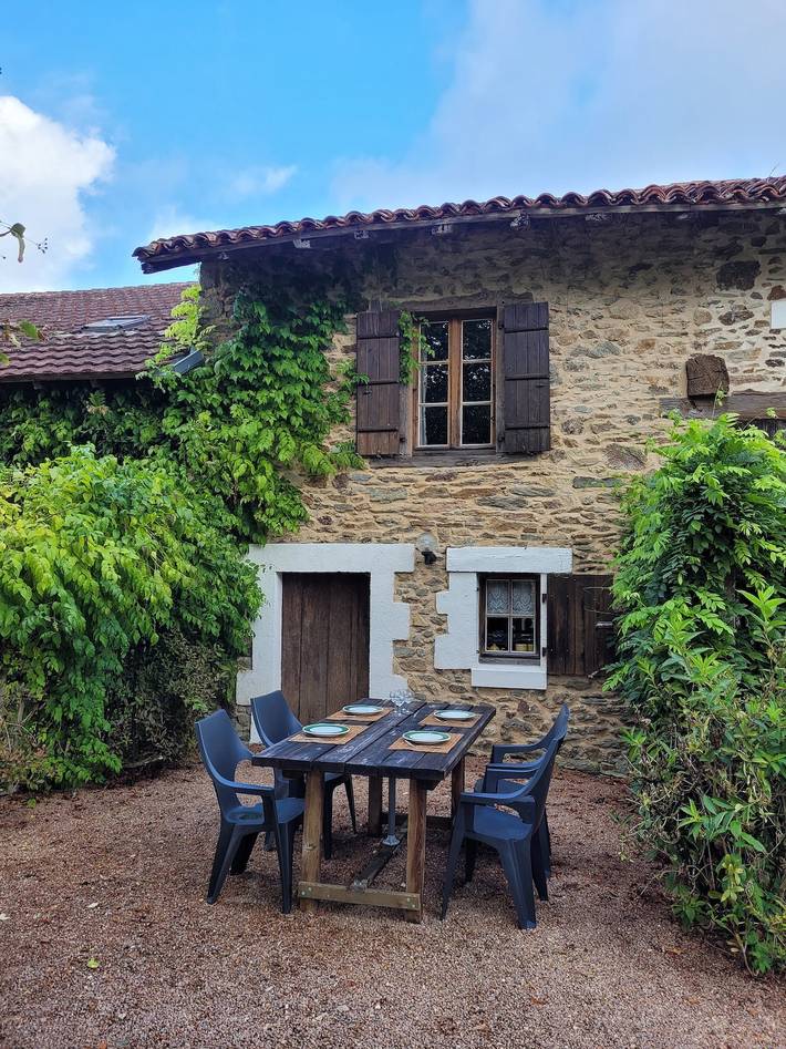 Holiday Home 'Gîte La Cave' with Shared Pool, Private Terrace and Wifi in Saint-Saud-Lacoussière, Périgord-Limousin Regional Nature Park