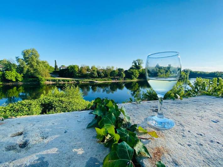 Gîte pour 2 personnes, avec jardin ainsi que piscine et jacuzzi à La Force