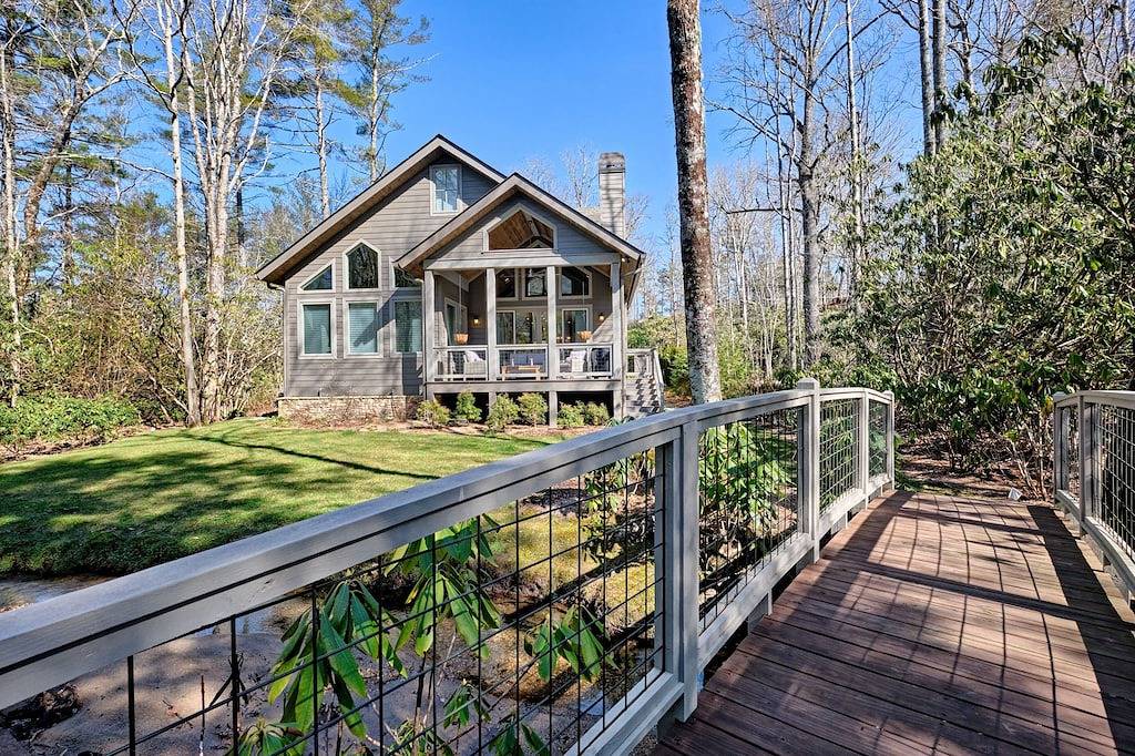Dancing Bear Walk to Town: Spacious 3Br home in Highlands with wooded views. in Highlands (NC), Macon County