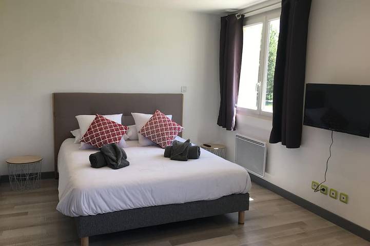 Location de vacances pour 10 personnes, avec Balcon et Jacuzzi ainsi que Jardin et Piscine à Crots - 4