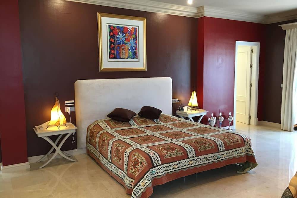 Luxury Villa in Prime Location with Excellent Sea and Mountain Views in Marbella West, Marbella