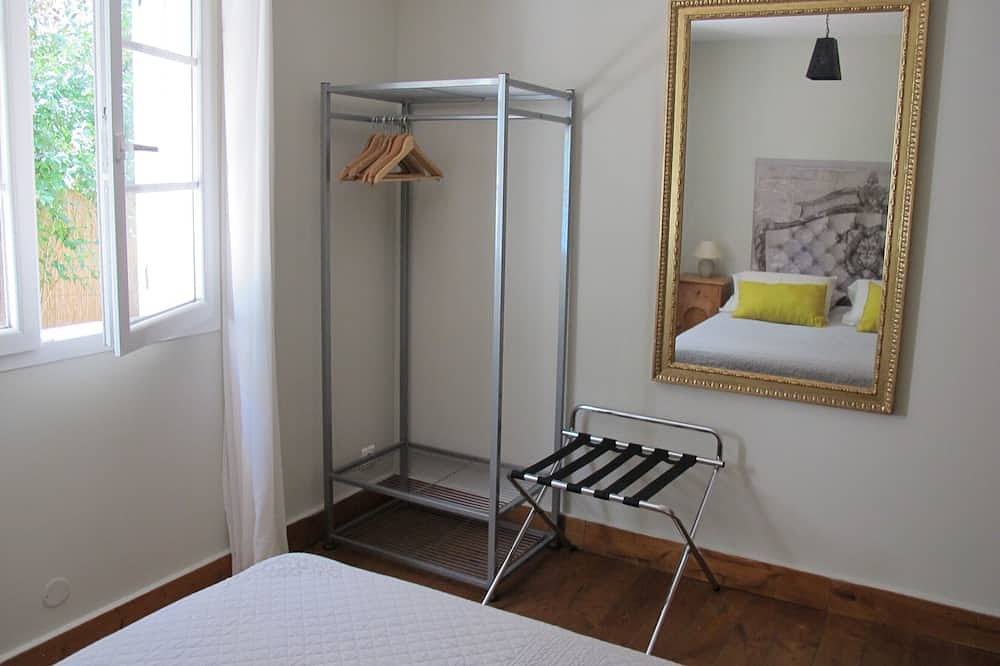 Entire apartment, Charming gîte for 5 people with private heated swimming pool in St Maximin in Saint-Maximin-la-Sainte-Baume, Brignoles region