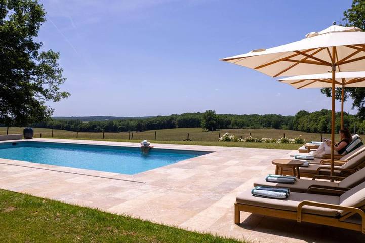 Location de vacances pour 9 personnes, avec Terrasse et Jardin ainsi que Piscine et Vue à Vieux-Mareuil