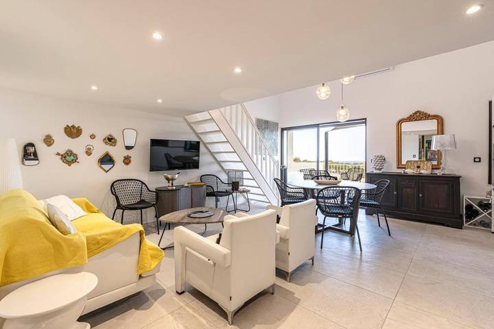 Gîte pour 6 personnes, avec terrasse dans Gare du Club Med Cocody