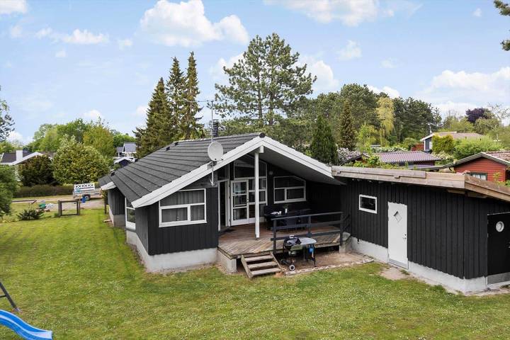 Ferieudlejning for 6 personer, med Jacuzzi og Terrasse såvel som Have og Sauna i Præstø