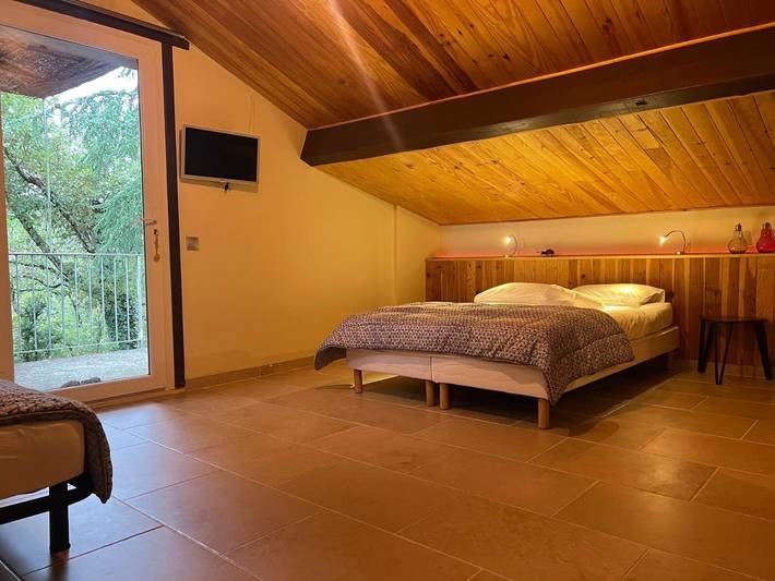 Location de vacances pour 3 personnes, avec vue et balcon ainsi que piscine et jardin à Saint-Alban-Auriolles - 3