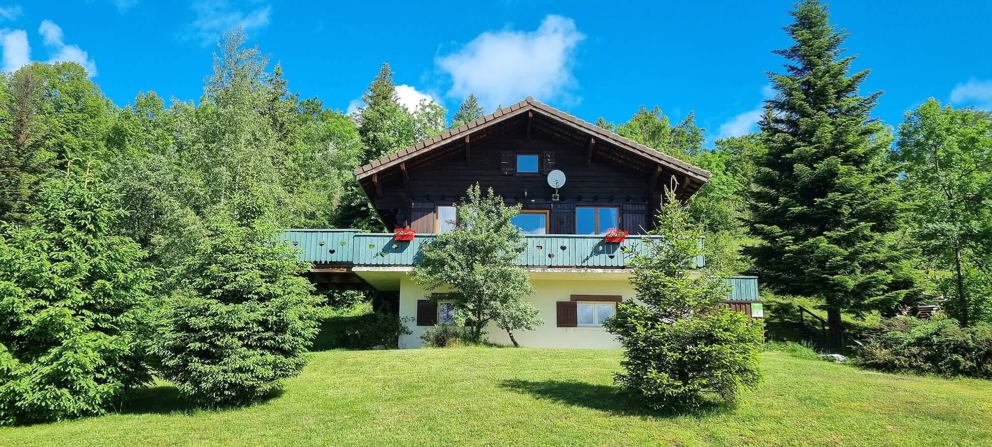 Chalet 'Le De Marie': Mountain View, Shared Terrace, and Wi-Fi in Foncine-le-Haut, Parc naturel régional du Haut-Jura