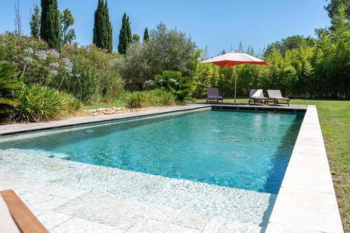 Location de vacances pour 13 personnes, avec piscine ainsi que jardin et vue sur le lac, animaux acceptés à Valergues - 3