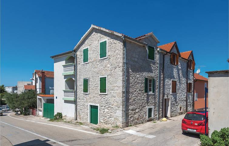 Location de vacances pour 8 personnes, avec terrasse à Vodice